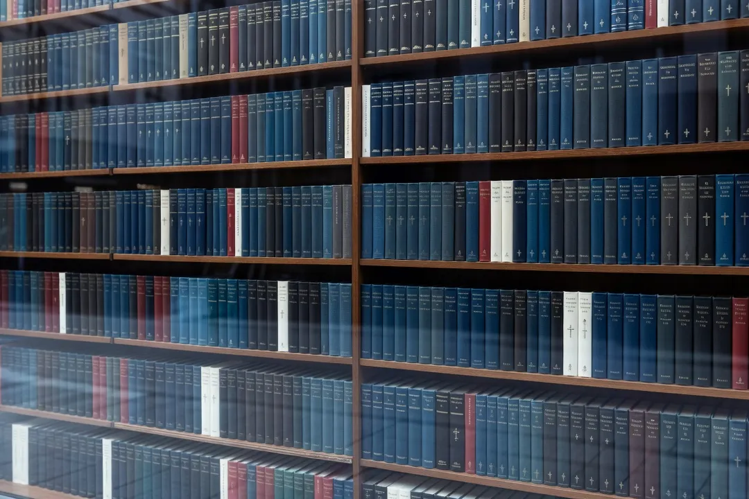 Vitrine de librairie religieuse présentant plusieurs collections d'éditeurs catholiques français, couvertures alignées